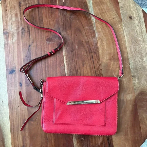 Stella & Dot Handbags - STELLA &‎ DOT Convertible Crossbody Clutch Expandable